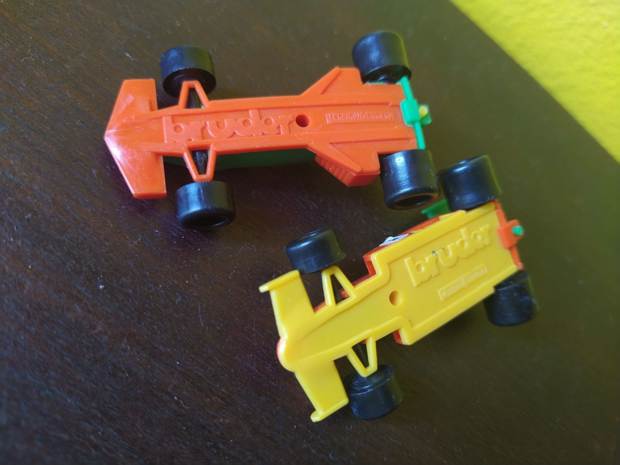 Conjunto de dois antigos veículos em plástico da Bruder