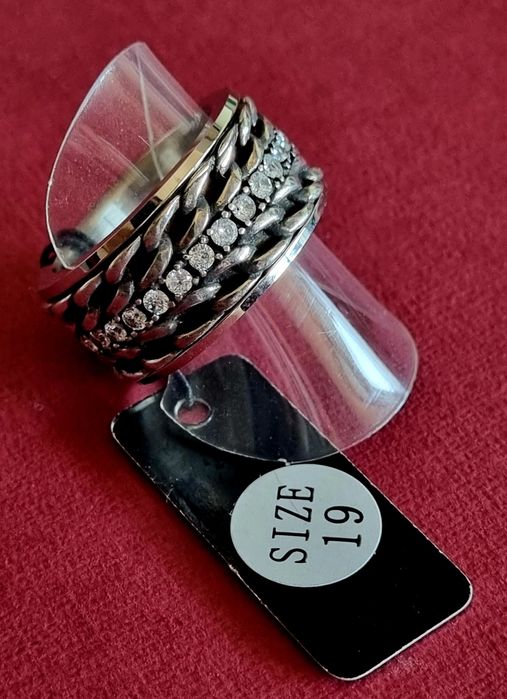 Anel prateado, em aço, com zirconias. Anti-stress. T19