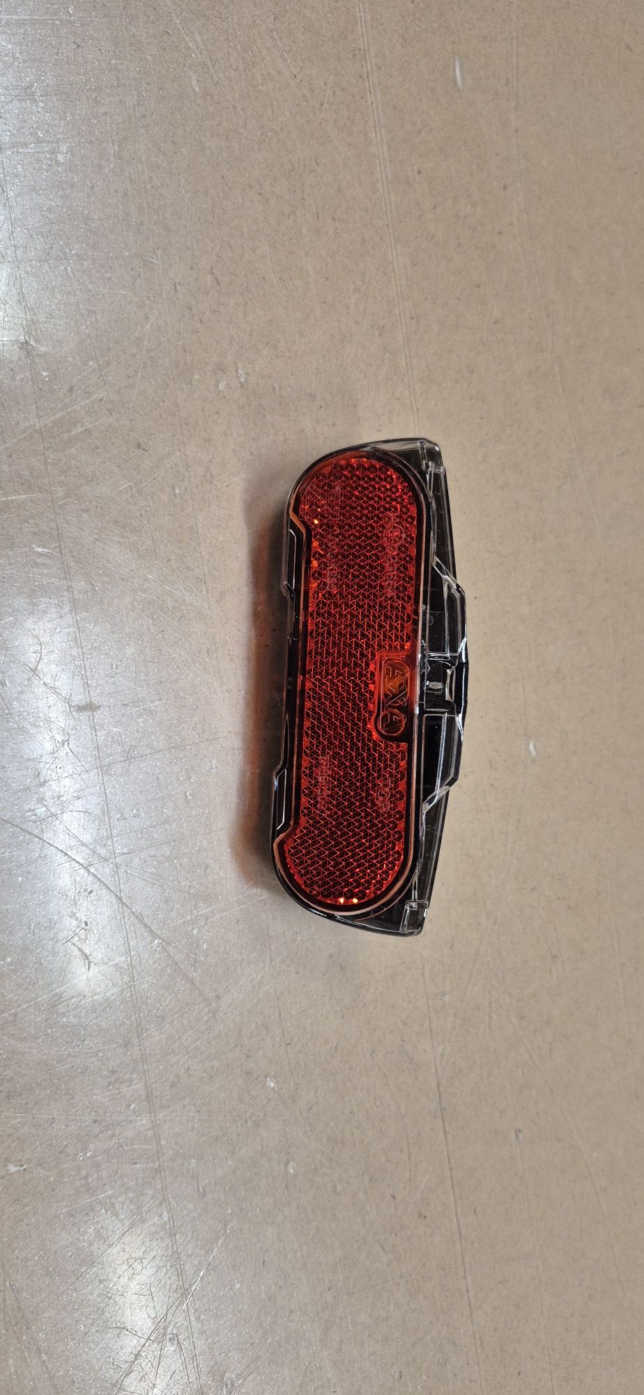 1. Tylna lampka AXA Slim LED . W bagażnik