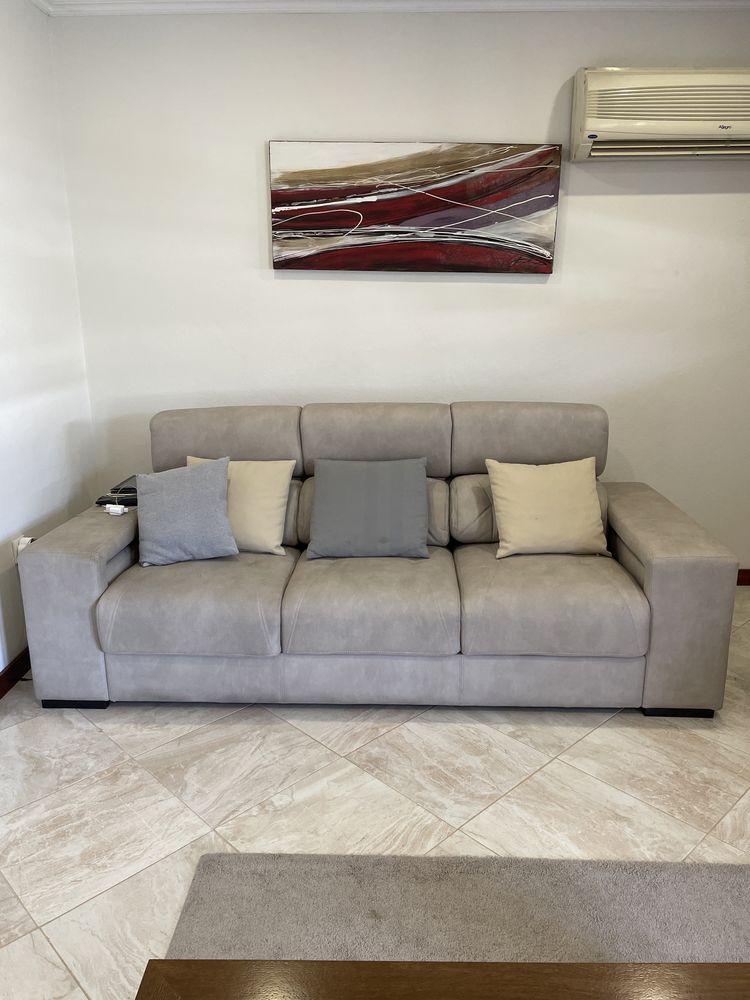 Sofa cinza extensivel com pufs