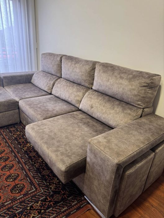 Sofa com chaise longue e 4 puffs