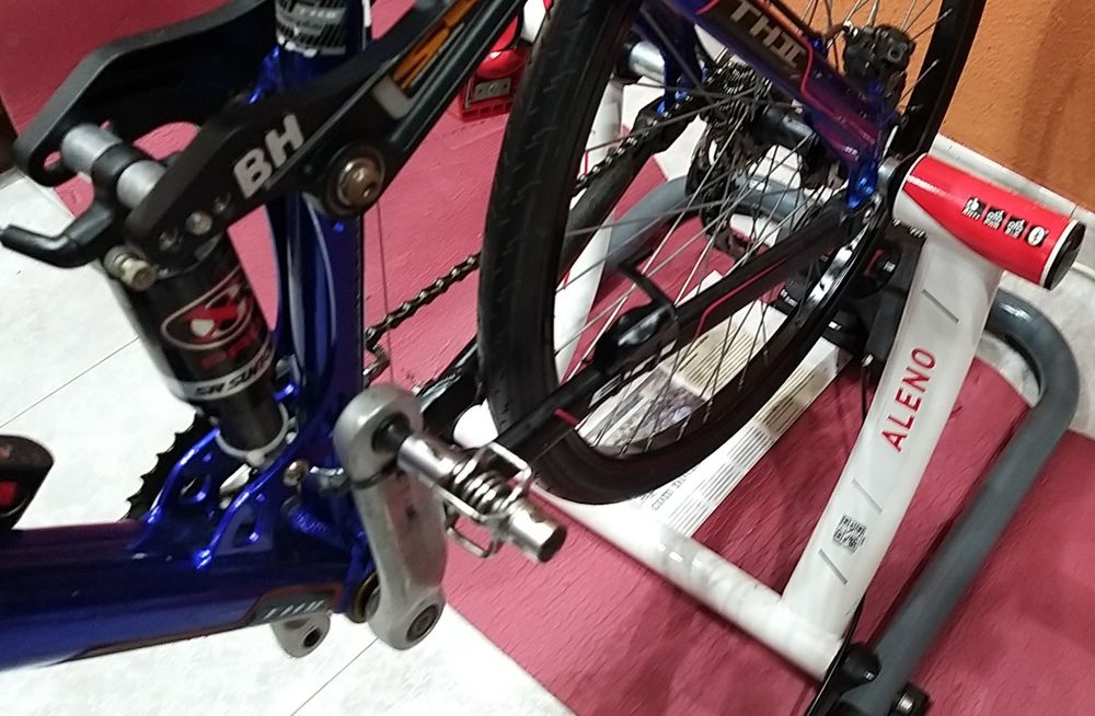 Rolo de Treino de Bicicleta Elite Aleno.