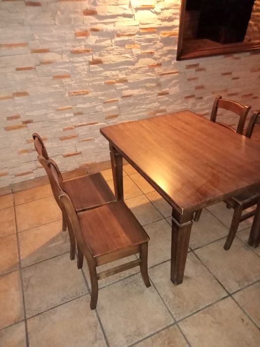Stoły drewniane i krzesła drewniane