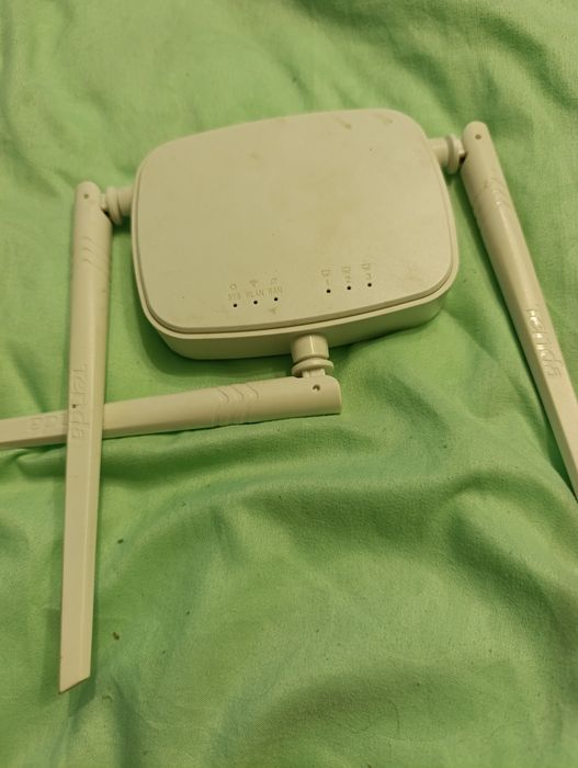 Продам роутер Tenda