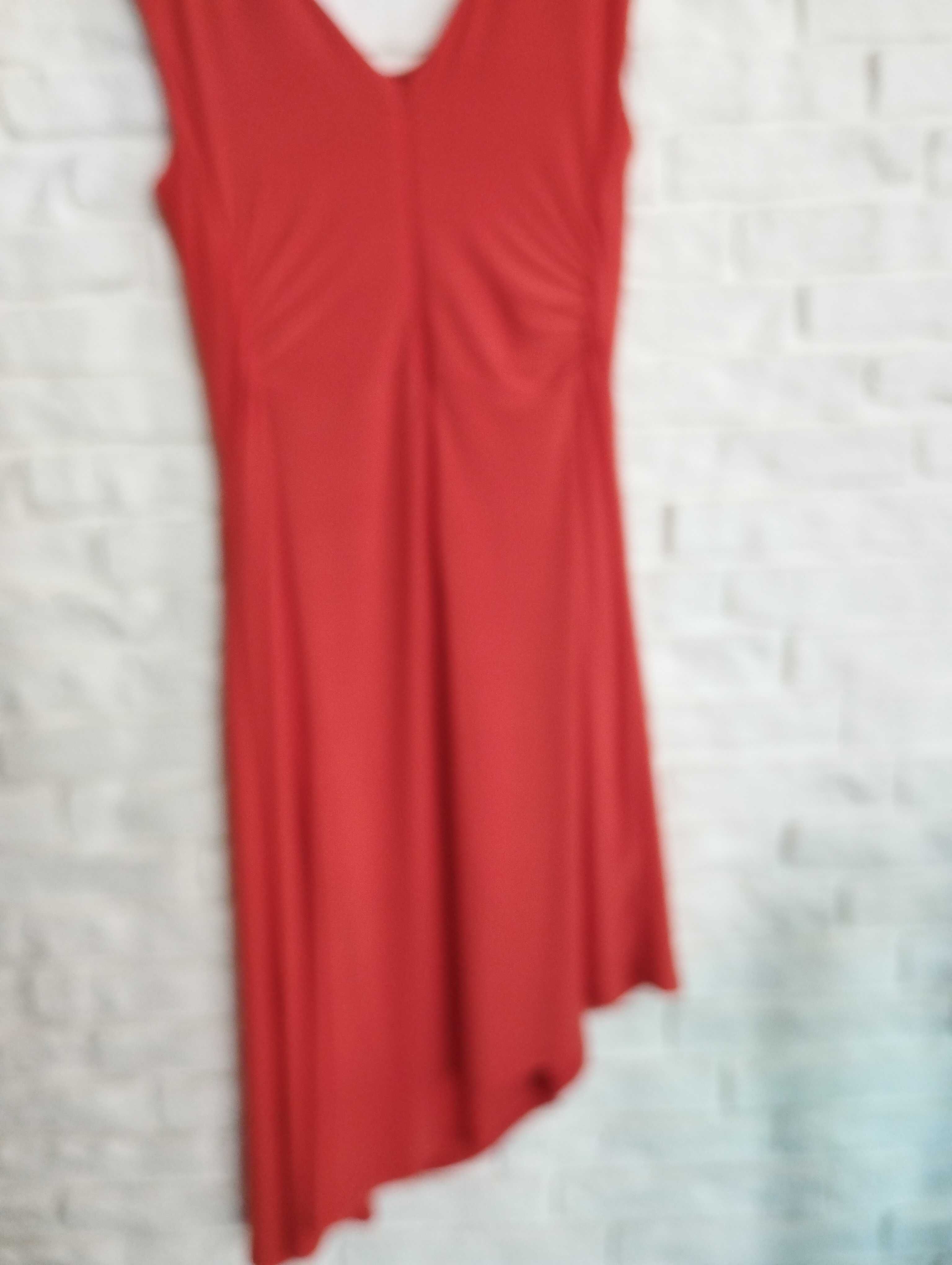 czerwona drapowana sukienka
