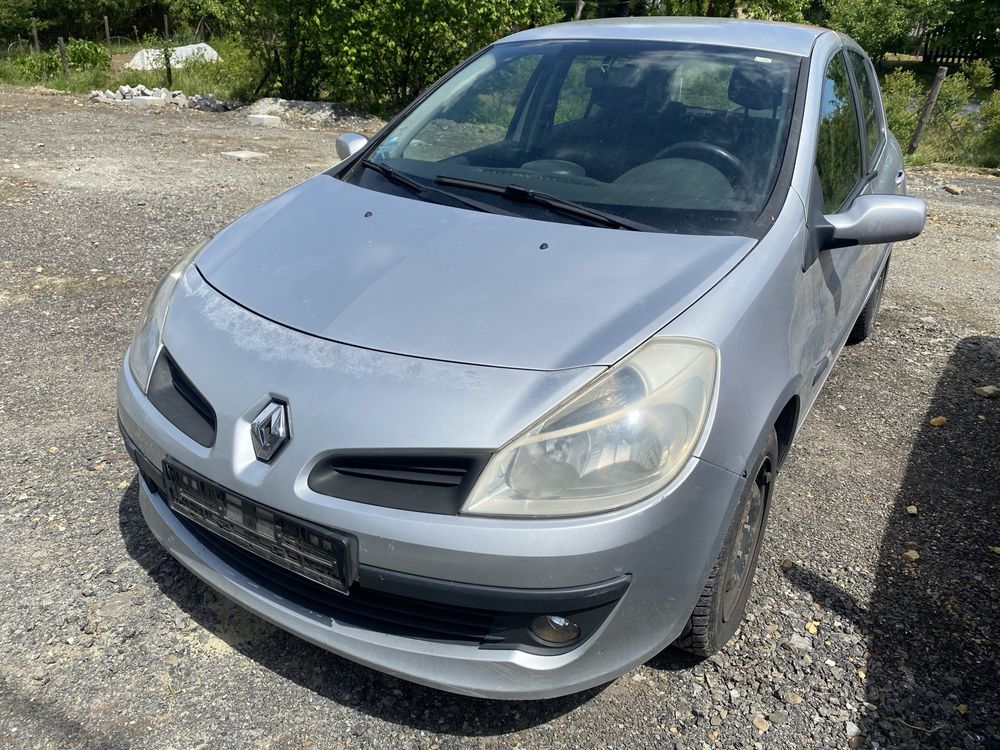 Renault clio III maska srebrna