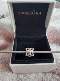 Pandora charms  " Groszek "