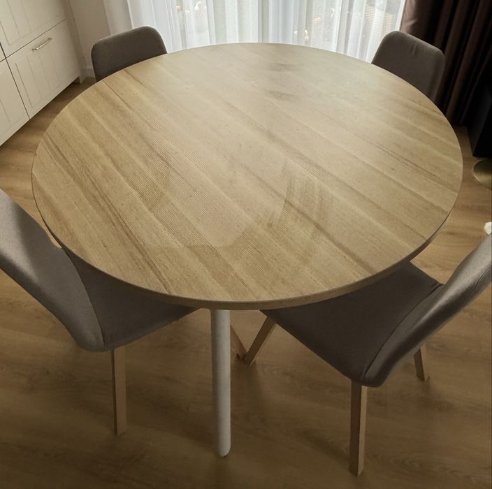 Stoł z krzesłami z drewna vox