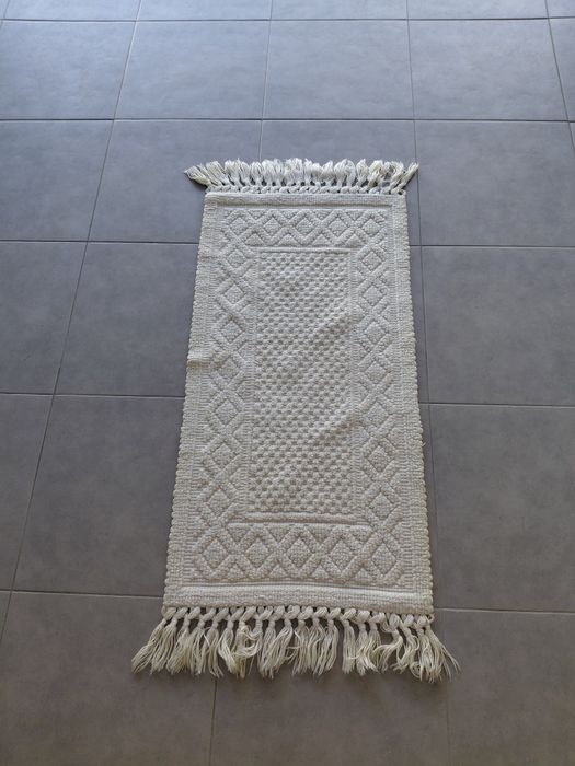 Tapete branco com franjas
