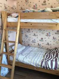 Детская деревянная двухуровневая кровать.