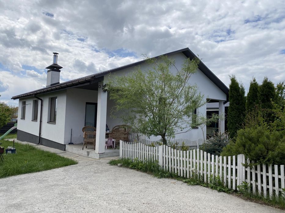 Продаж окремого будинку на 5 сот. землі з ремонтом та меблями