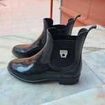Galochas pretas da marca Cubanas