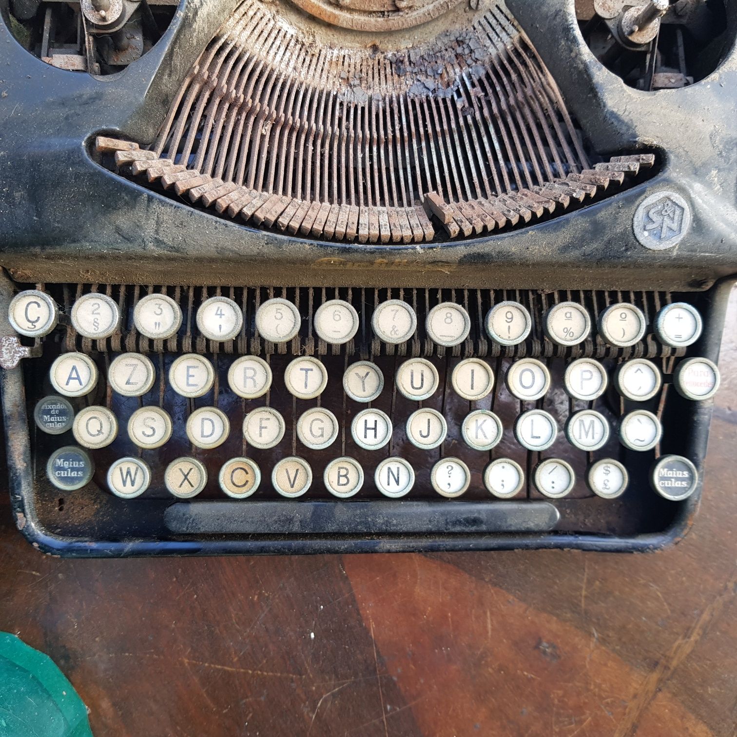 Máquina de escrever antiga para restauro