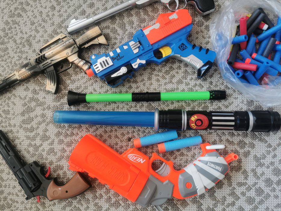 Zestaw pistoletow Nerf i inne