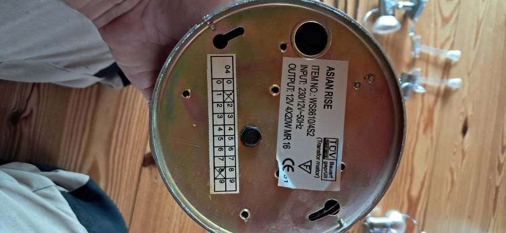 Lampa sufitowa transformatorowa