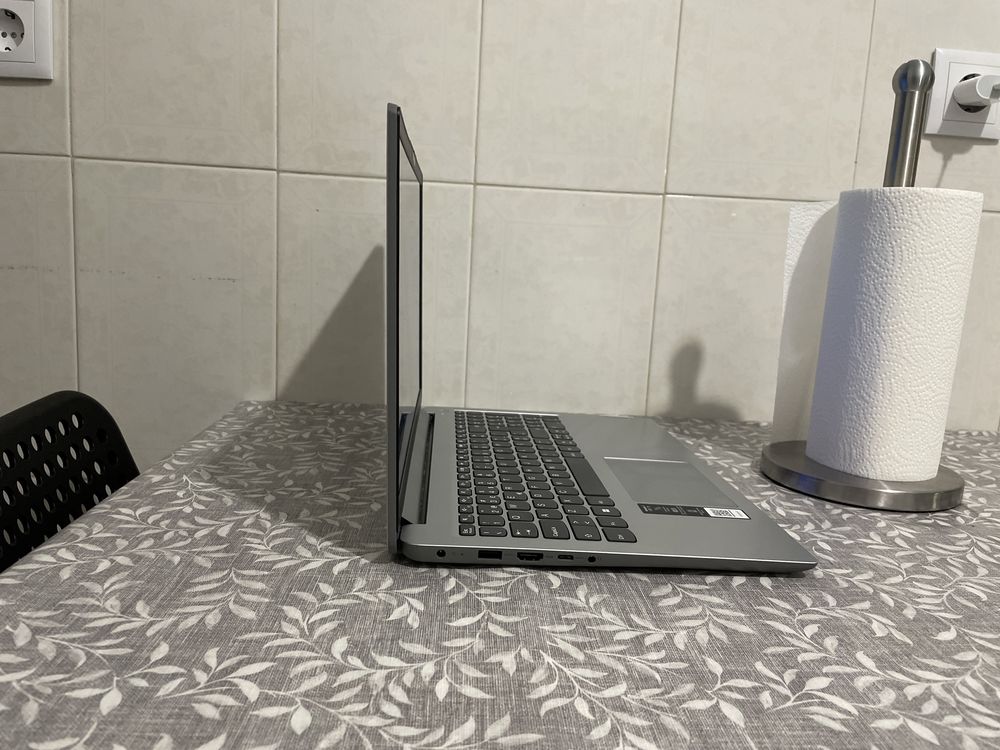 Portátil Lenovo ideapad Novo e bem negociável