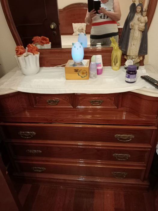 Quarto móveis (cama, mesinha cabeceira e móvel de arrumações)