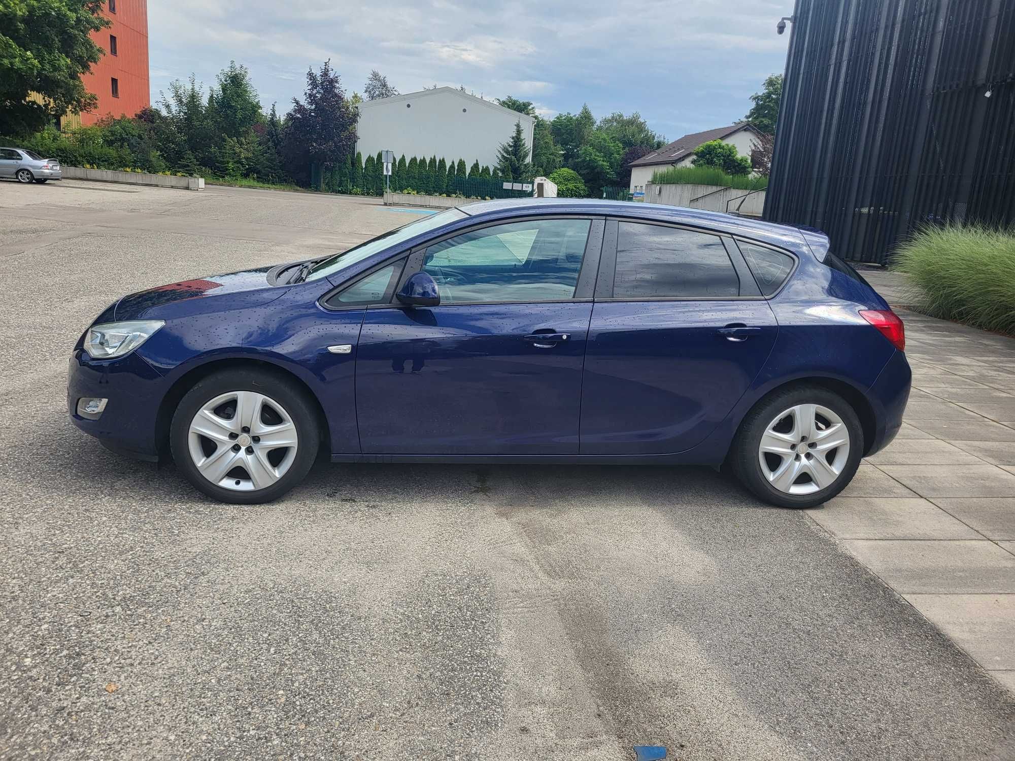 Samochód osobowy Opel Astra J.