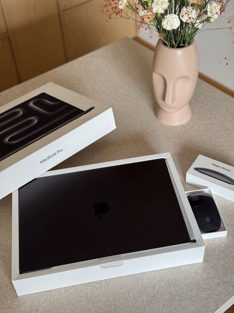 MacBook Pro 16” M3 Pro 18 GB RAM 512GB Gwiezdna Czerń + Magic Mouse 2