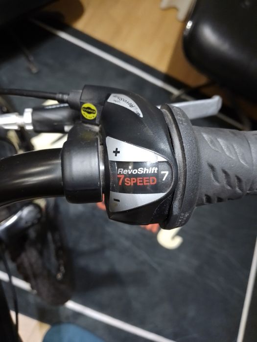 Bicicleta praticamente nova rodada 24 cor preta e azul.