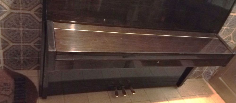 Piano de parede HSINGHAI, Bom estado.