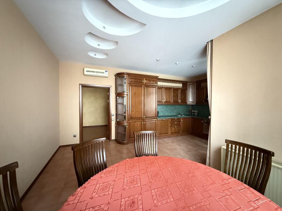 Центр , вул. Павлівська 17 , дворівнева квартира .