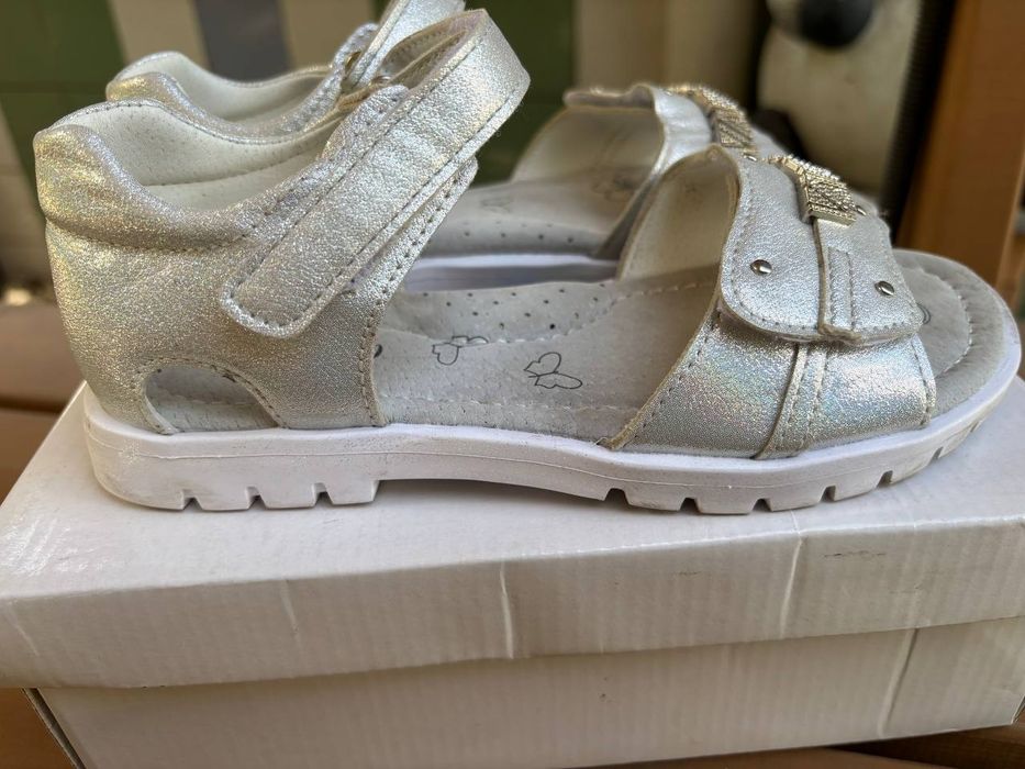 Босоніжки на дівчинку