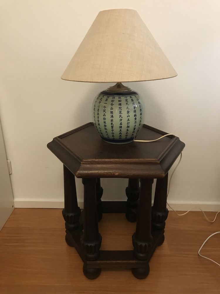 Uma mesa hexagonal em madeira