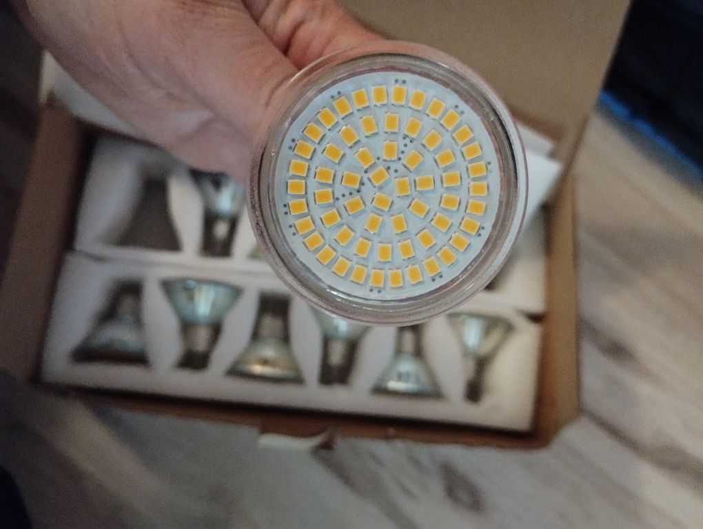 Zestaw 12 żarówek LED MR16
Żarówki są nowe