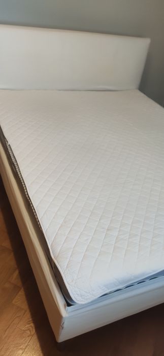 Duże łóżko z zagłówkiem.