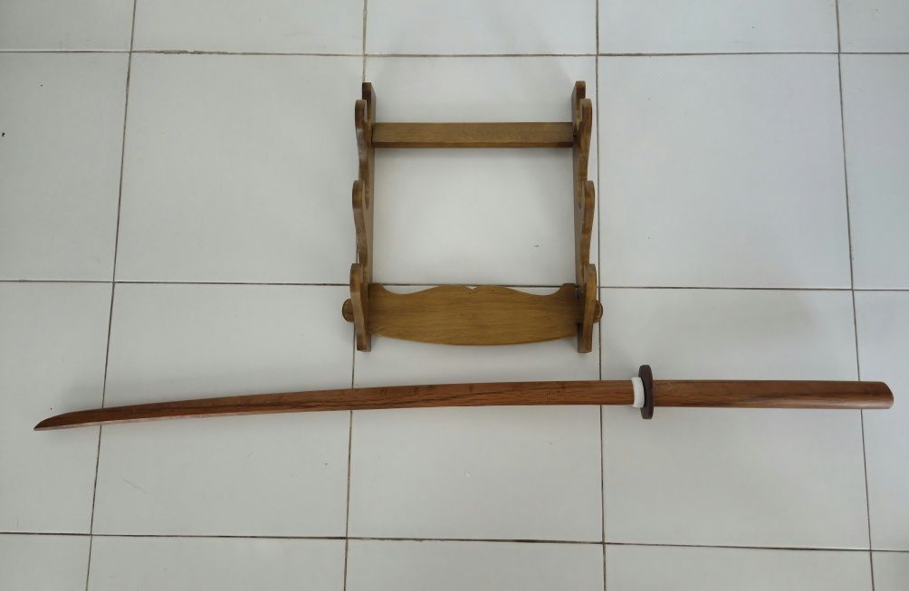 Katana de treino em madeira com suporte de parede