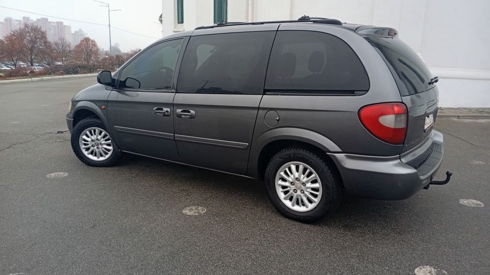 Продаю крайслер вояжер в хорошому стані.