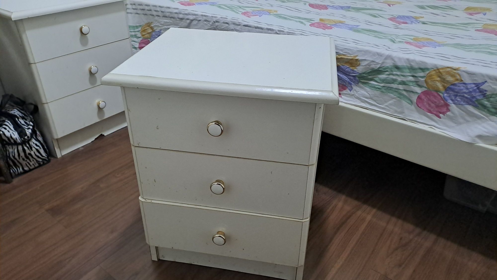 Cama individual 100x190 e mesinhas cabeceira