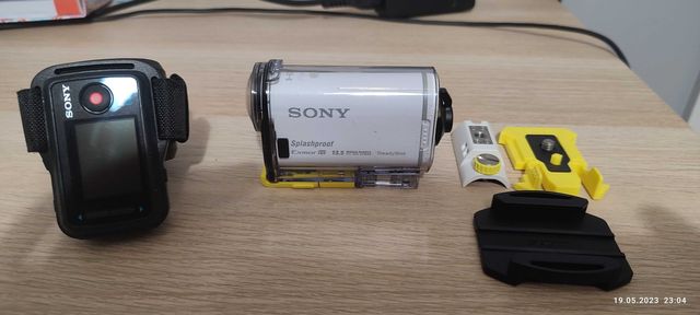 Kamera Sony HDR-AS100V + monitor naręczny + akcesoria