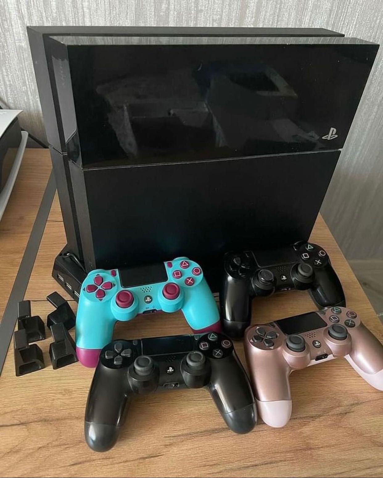 PlayStation 4, PS4, +4 геймпада
