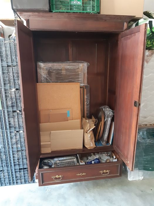 Armário guarda-fatos antigo