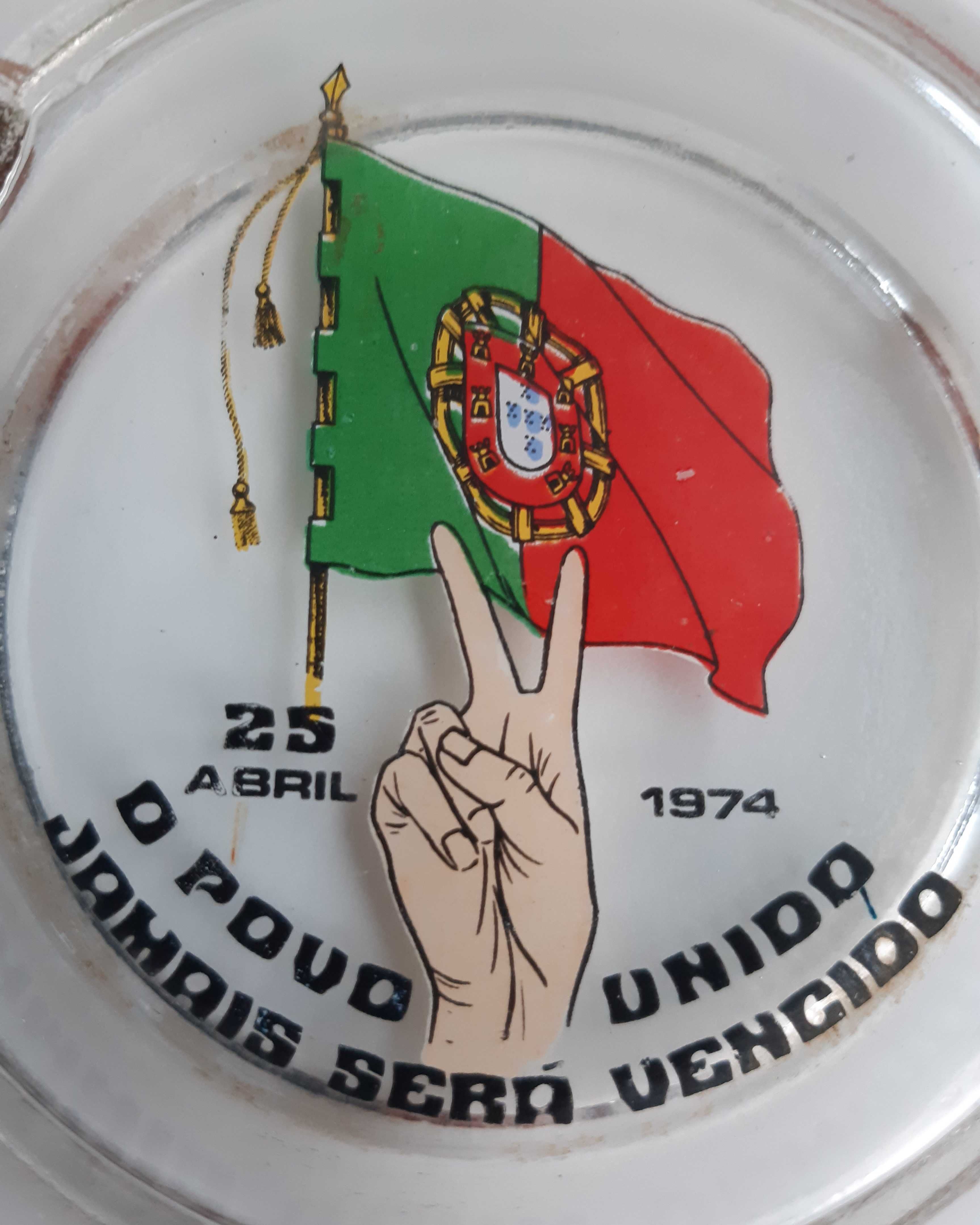 Antigo Cinzeiro comemorativo 25 de Abril