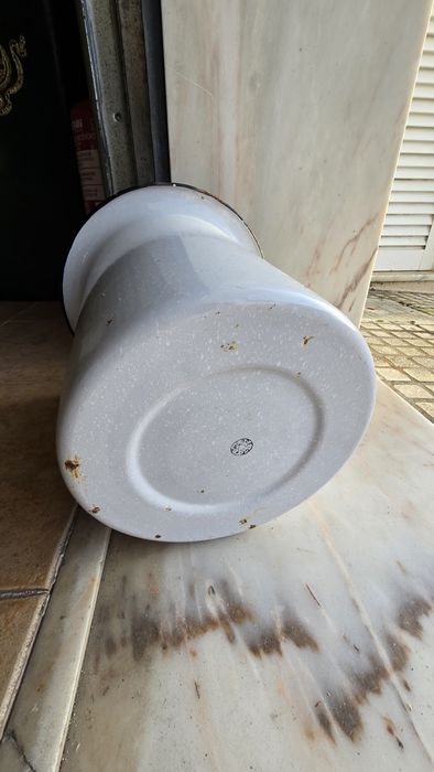 Penico alto antigo em esmalte