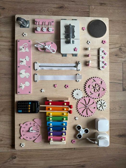 Drewniana tablica sensoryczna Montessori – idealny prezent dla malucha
