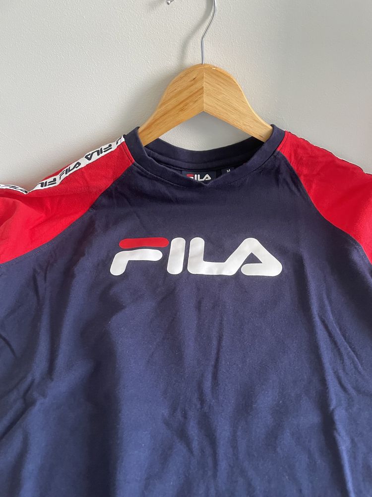 T-shirt Fila azul e vermelha