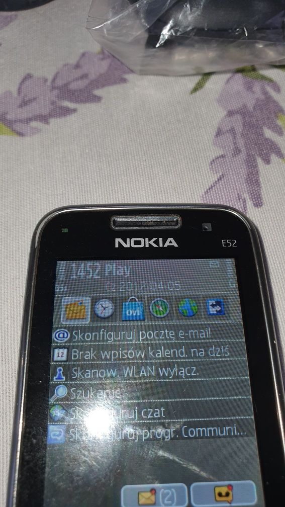 Nokia   E52  bez  simlocka  .