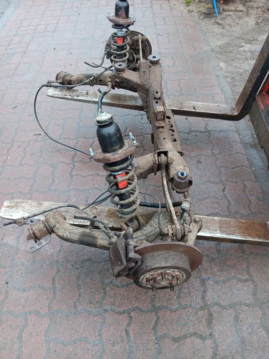 Toyota Avensis t25 zawieszenie tył tylne kompletne belka amortyzator