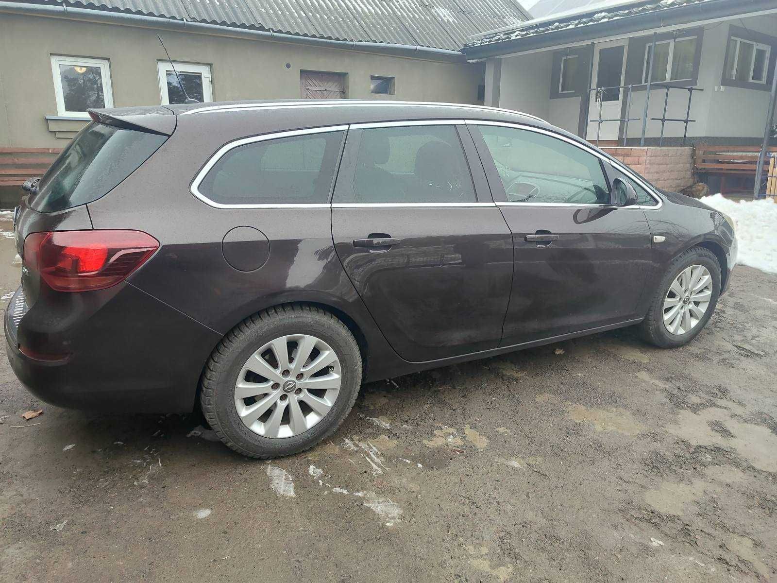 Opel Astra J 2011