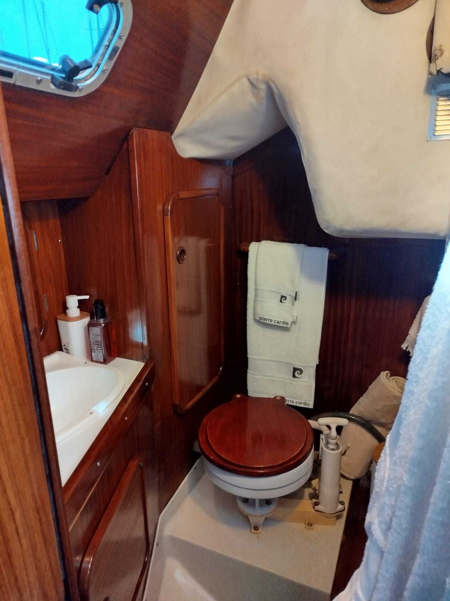 Veleiro Elan 31 – Interior renovado, roda de leme, pronto a navegar