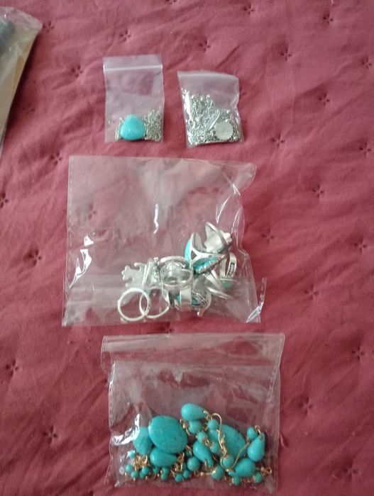 Lote pulseiras, brincos e anéis.