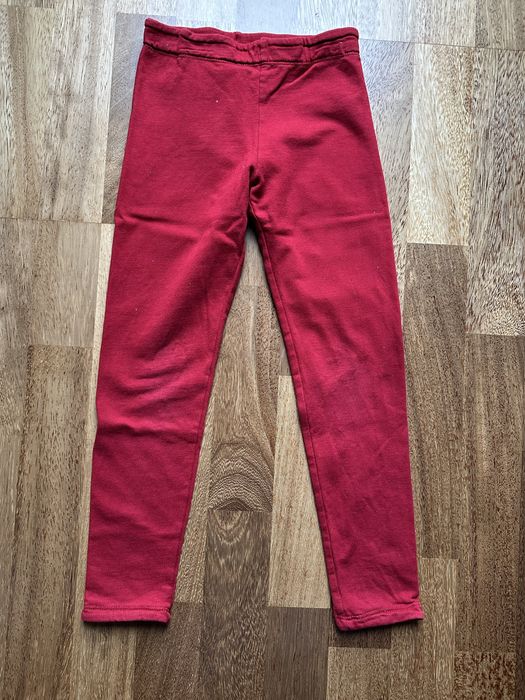 Czerwone wygodne leginsy z „misiem” w środku z H&M