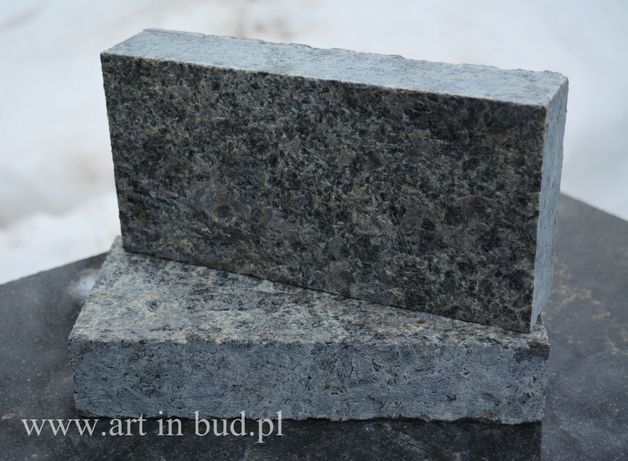 Czarna kostka granitowa Labradoryt - CIĘTA płomieniowana 10x20x5 cm