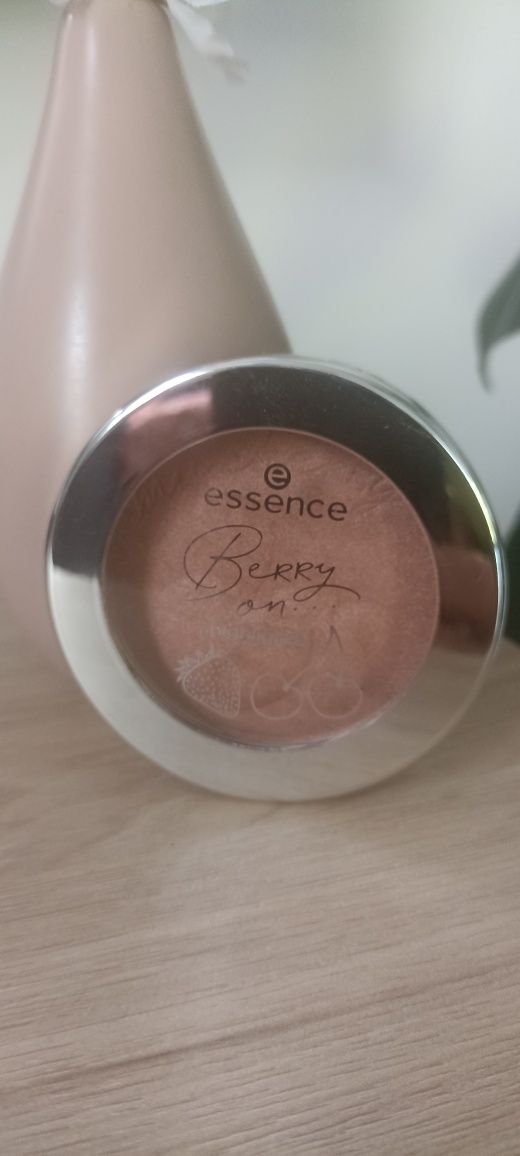 Essence rozświetlacz Nowy kolor 02 Berry Vibes