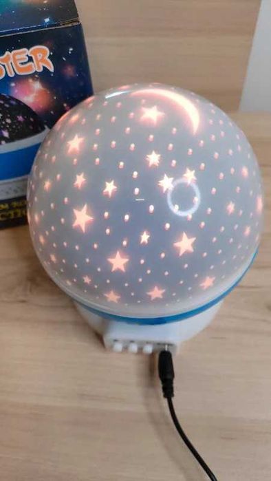 Projektor gwiazd, księżyca i nieba – obrotowa lampka nocna dla dzieci