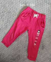 Różowe spodnie dresowe 104 ze ściągaczami, pingwinem i napisem